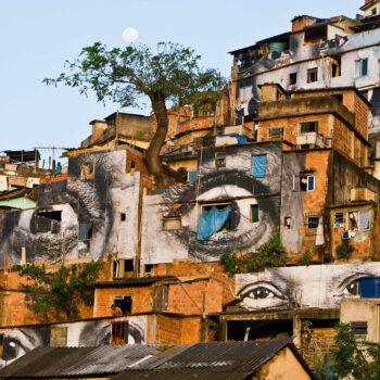 28 Millimètres, Women Are Heroes, Action in Favela Morro da Providencia, Tree, Moon, HORIZONTALE, Rio de Janeiro, 2008
