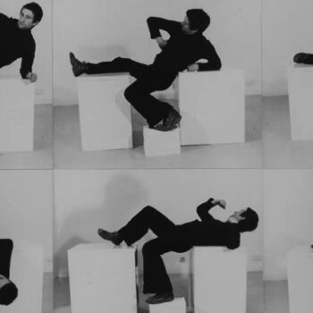 Pose Work for Plinths I 1971 by Bruce McLean born 1944 Imagem: "Pose Work for Plinths", performance de Bruce McLean, em 1971 (imagem: Tate/Divulgação).